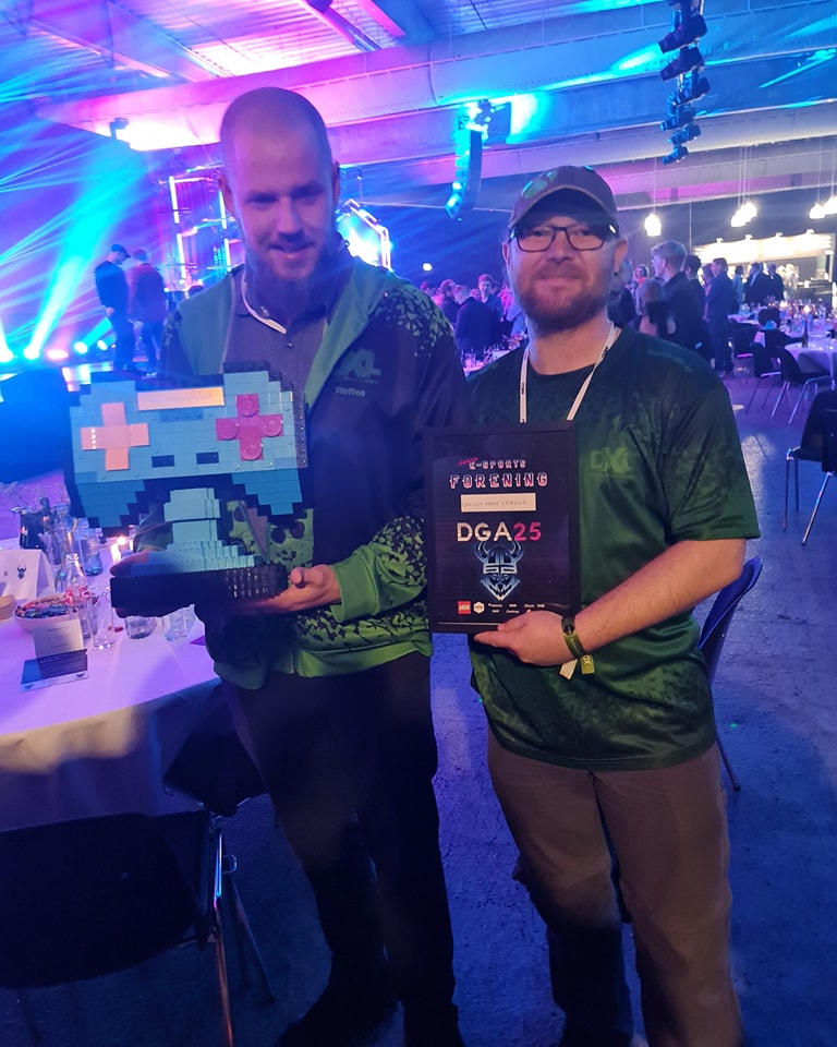 Stemnings billede af bestyrelsen holder den fortjente pris pokal