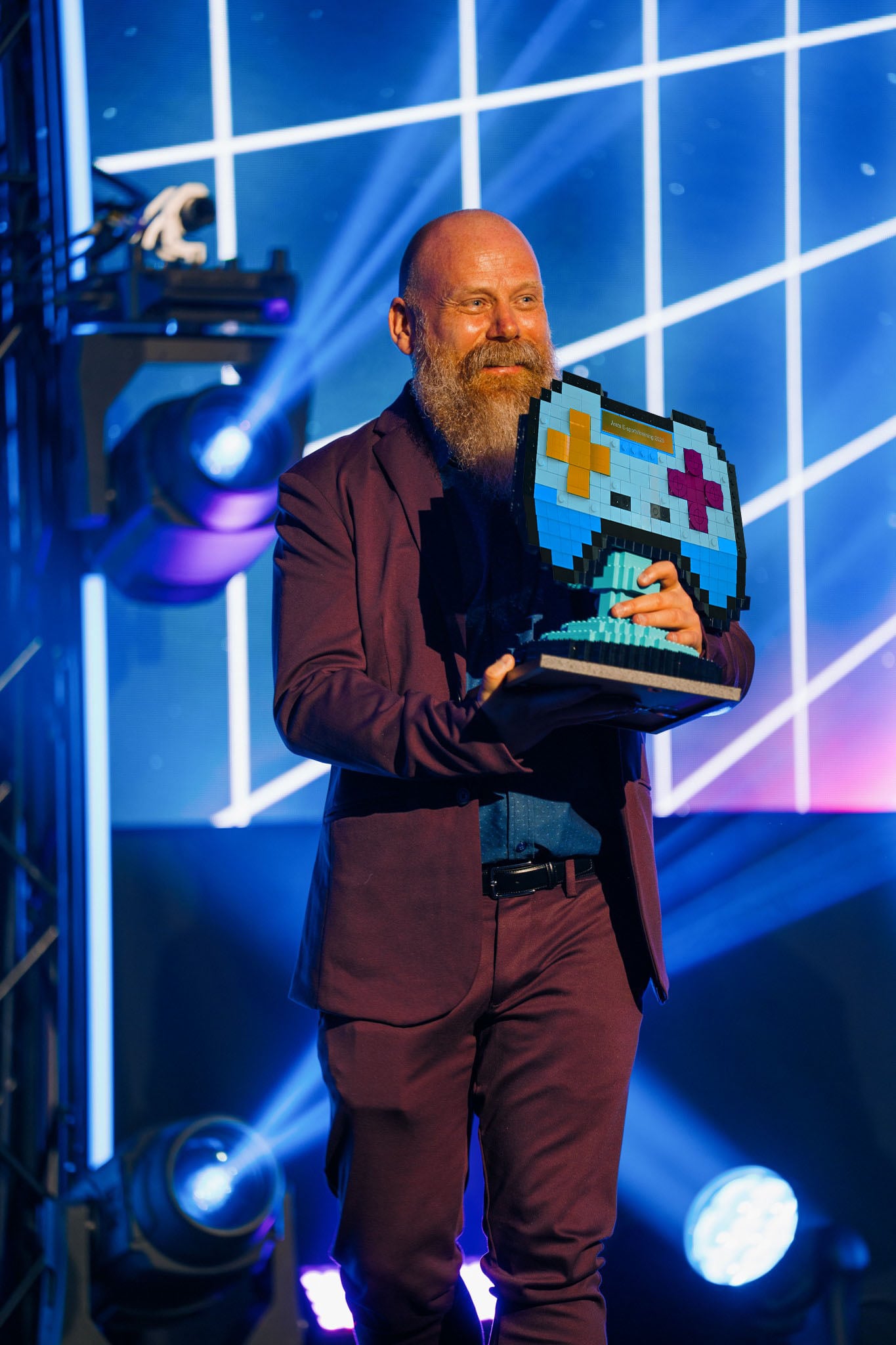 Forpersonen fra Danish Xbox League efter modtagelse af pris fro årets e-sport forening 2025